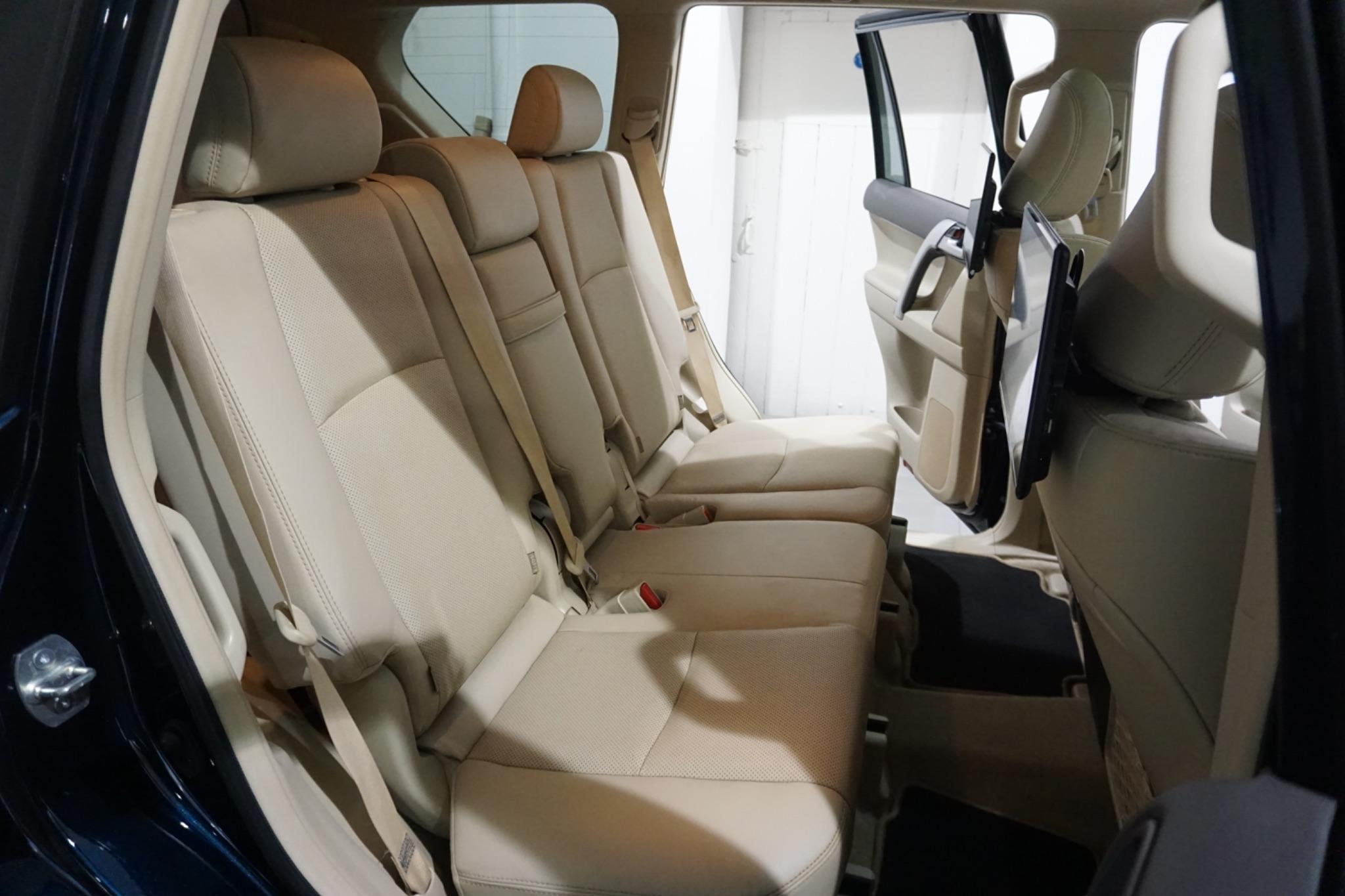 Toyota Land Cruiser 2.8D Invincible Auto 4WD Euro 6 (s/s) 5dr (7 Seat)